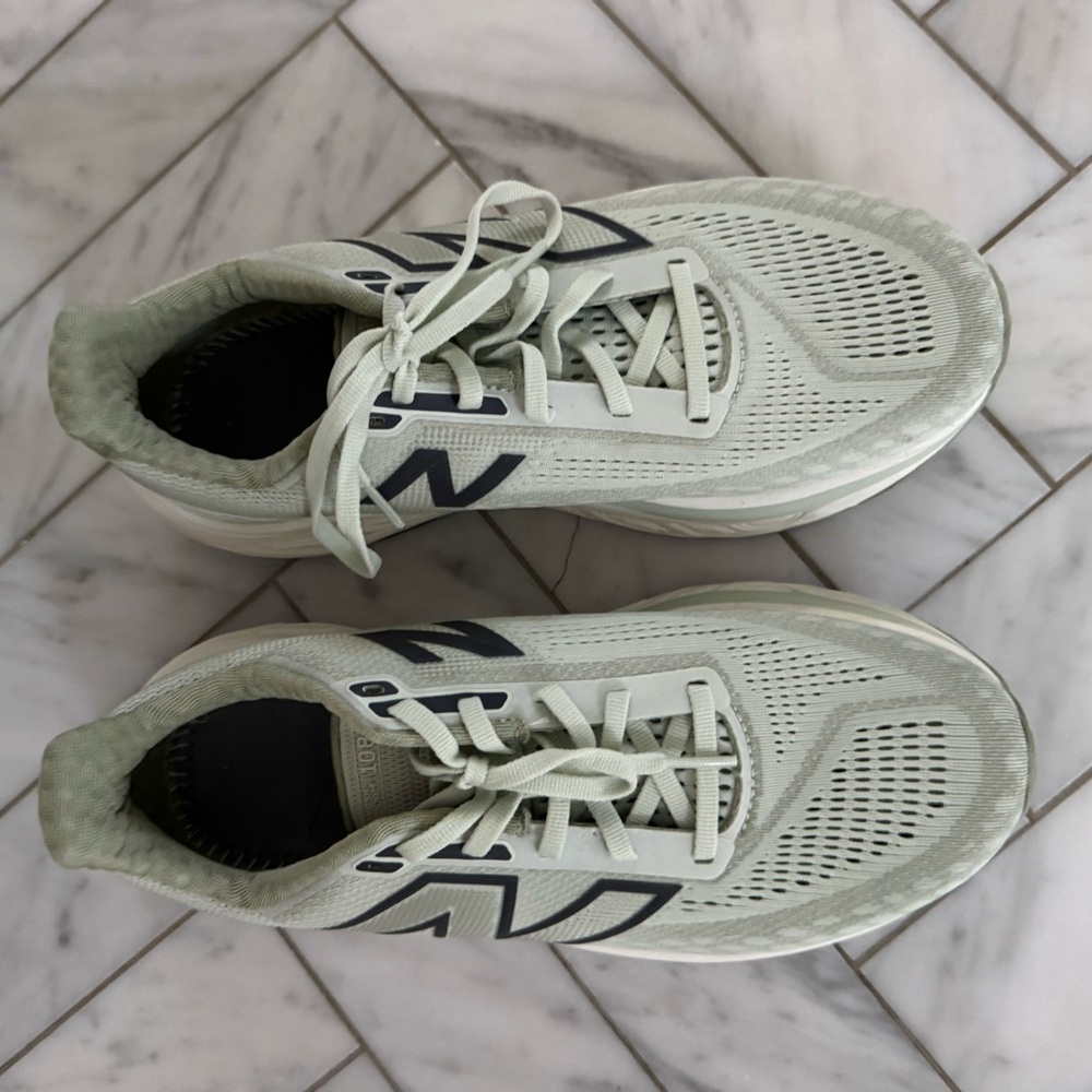 New Balance women’s Light Green 1080 V14